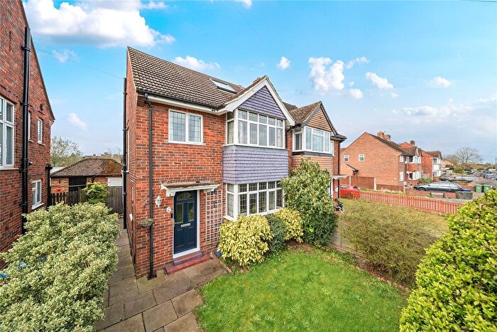 4 Bedroom Semi Detached House For Sale In Walton-On-Thames, Surrey, KT12
