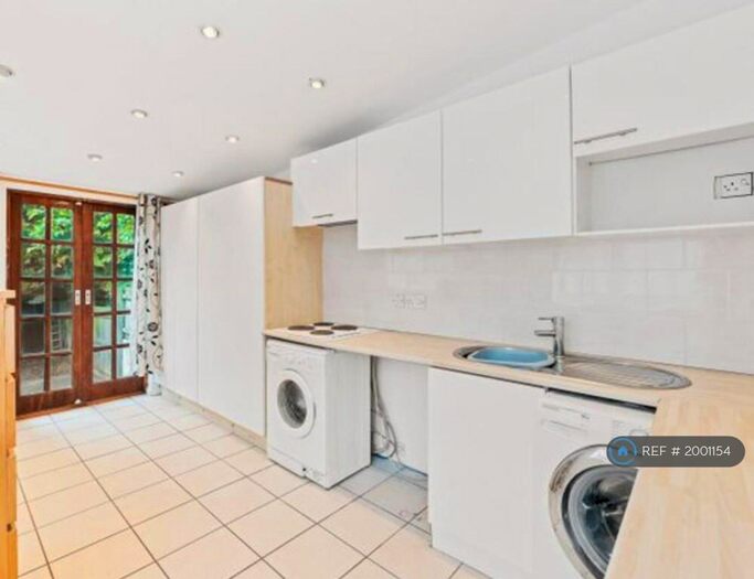 Studio To Rent In Buxton Lane, Caterham, CR3