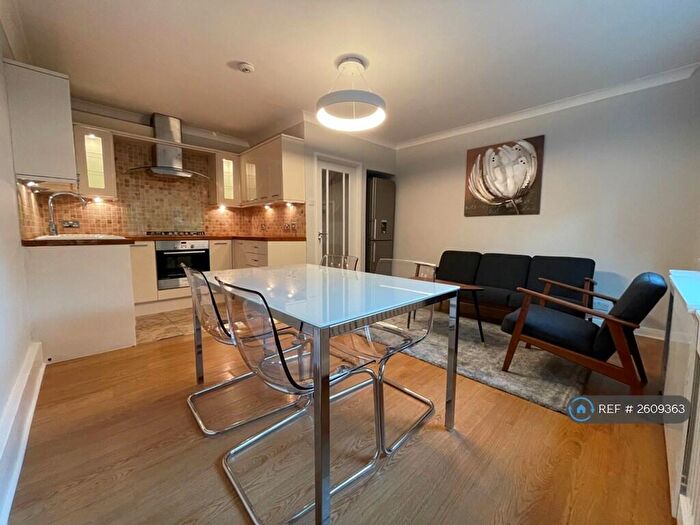 3 Bedroom Maisonette To Rent In Columba House, London, SE14