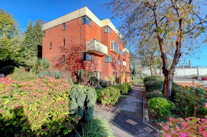2 Bedroom Maisonette For Sale In London Road, High Wycombe, HP11