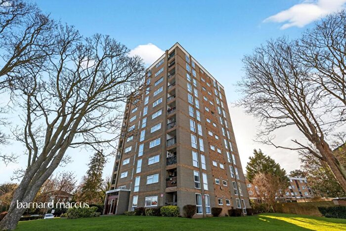 2 Bedroom Flat For Sale In Blackbush Close, Sutton, SM2