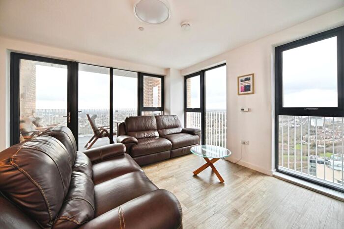 3 Bedroom Apartment For Sale In Lakeside Drive, London, NW10