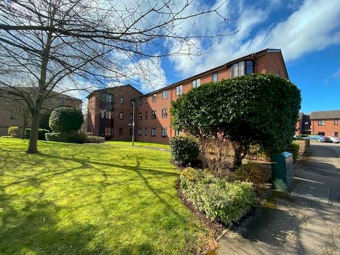 2 Bedroom Apartment To Rent In Poets Chase, Aylesbury, HP21