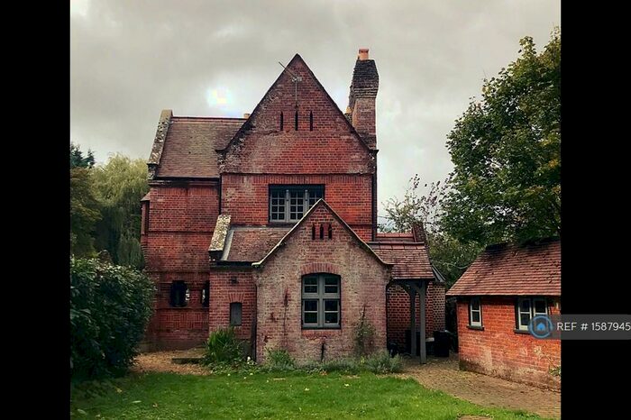 3 Bedroom Detached House To Rent In Ringwood Road, Christchurch, BH23