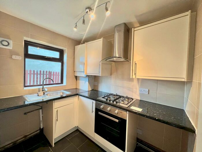 2 Bedroom Flat To Rent In Blackmoorfoot Road, Huddersfield, HD4