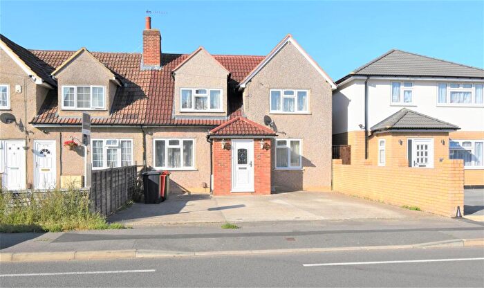 3 Bedroom Semi-Detached House To Rent In Meadfield Road, Slough, SL3