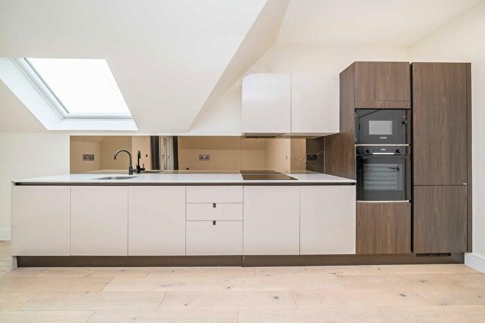 3 Bedroom Flat For Sale In Oak Hill Road, Surbiton, KT6