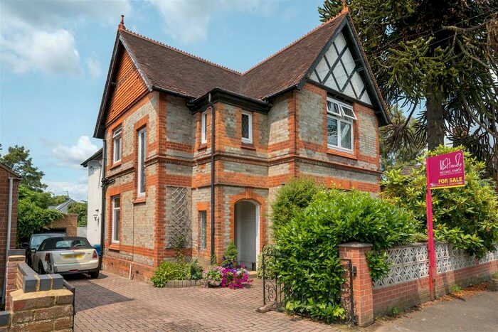 4 Bedroom Detached House For Sale In Forest Road, Crowthorne, Berkshire, RG45