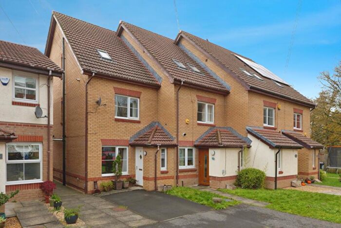 3 Bedroom End Of Terrace House For Sale In Berryknowes Drive, Glasgow, Glasgow City, G52