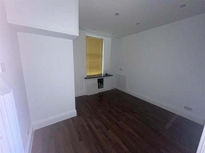 1 Bedroom Flat To Rent In Buchanan Street, Dunfermline, KY12