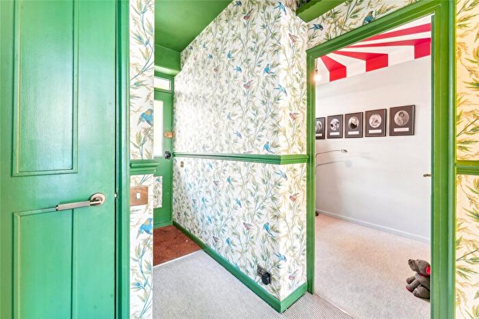 2 Bedroom Apartment To Rent In Vicarage Crescent, London, SW11