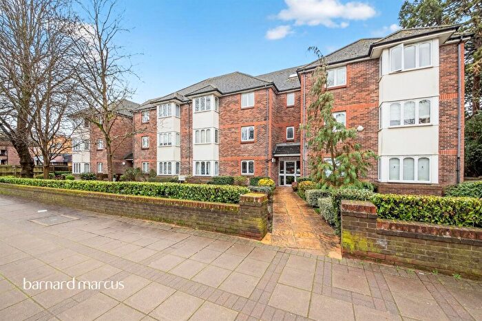 3 Bedroom Flat For Sale In High Road, London, N20