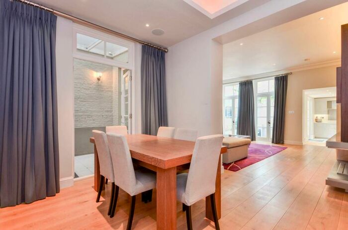 2 Bedroom Flat To Rent In Redcliffe Square, Chelsea, London, SW10