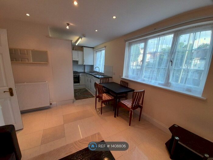 2 Bedroom Flat To Rent In North End Road, London, NW11
