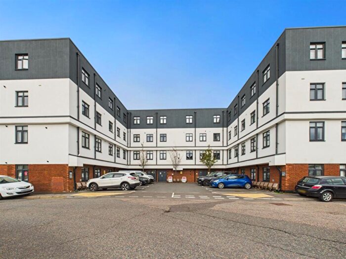 1 Bedroom Flat For Sale In Cambridge Place, Aylesbury, Buckinghamshire, HP20