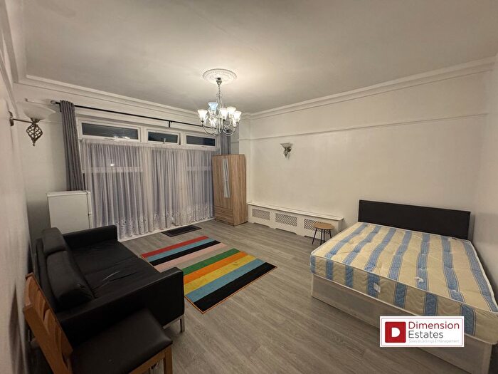 Terraced House To Rent In Grove Park, London, E11