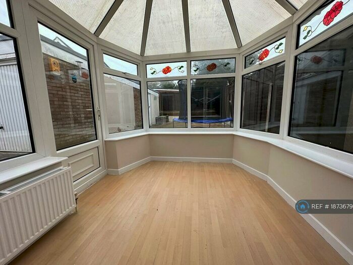 4 Bedroom Semi-Detached House To Rent In Highwood Avenue, Leeds, LS17
