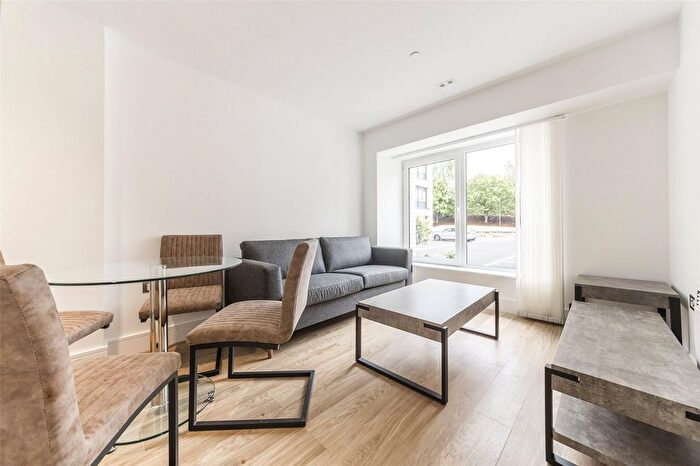 1 Bedroom Flat To Rent In Home Park Mill Link, Kings Langley, Hertfordshire, WD4