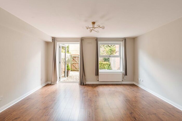 2 Bedroom Maisonette To Rent In Victoria Park Road, London, E9
