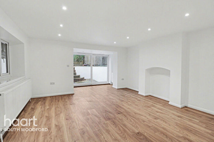 1 Bedroom Maisonette For Sale In Chelmsford Road, South Woodford, E18