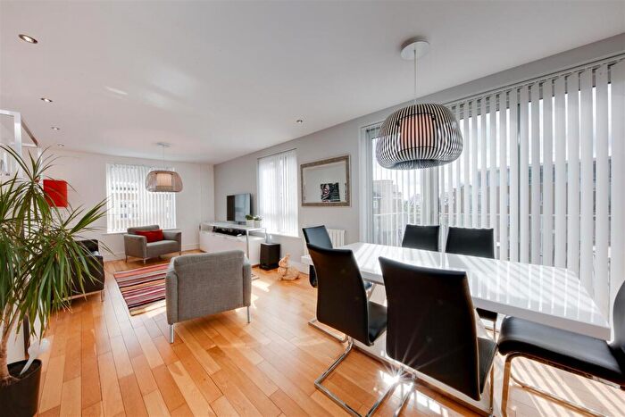2 Bedroom Flat For Sale In Narrow Street, London, E14
