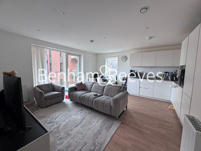 2 Bedroom Flat To Rent In Cedrus Avenue, Southall, UB1