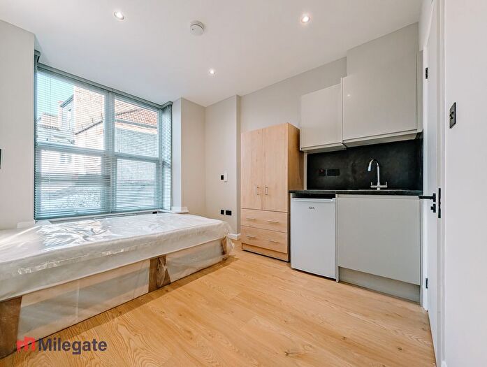 Studio To Rent In Blenheim Mansions, Brixton Hill, London, SW2