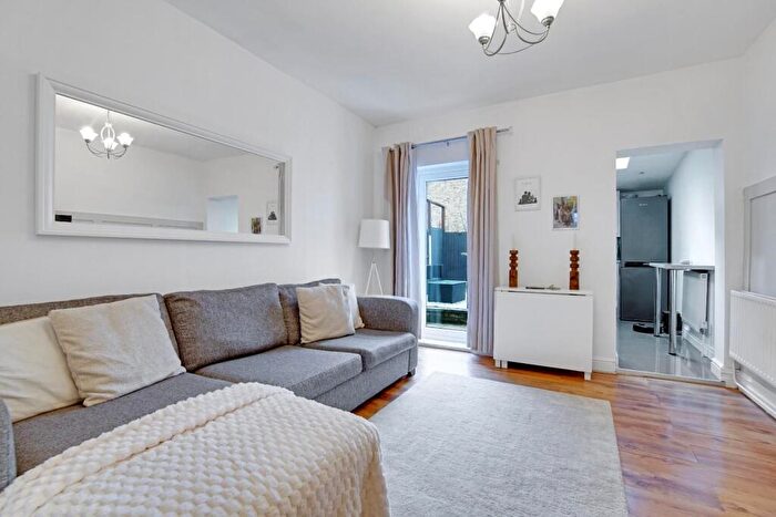 2 Bedroom Flat For Sale In Station Road, Penge, London, SE20