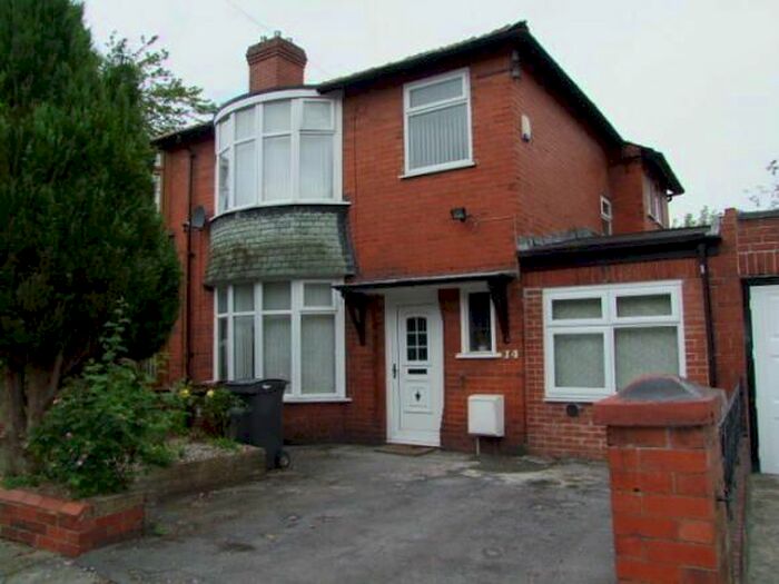 3 Bedroom Flat To Rent In Broomhurst, Oldham, OL8