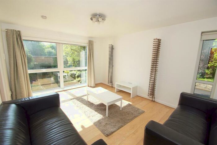 2 Bedroom Flat To Rent In Gledhow Wood Close, Leeds, LS8