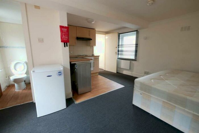 Flat To Rent In Cranbrook Park, London, N22