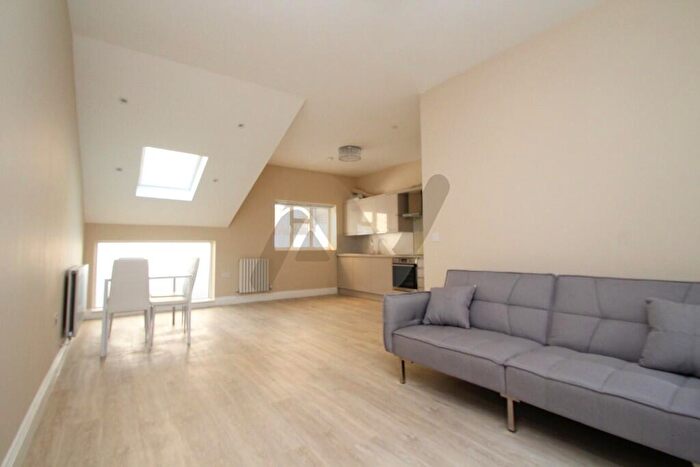 2 Bedroom Mews To Rent In Coleridge Road, London, N4