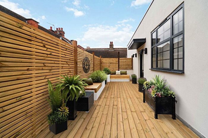 2 Bedroom Flat For Sale In Kings Road, Kingston, KT2