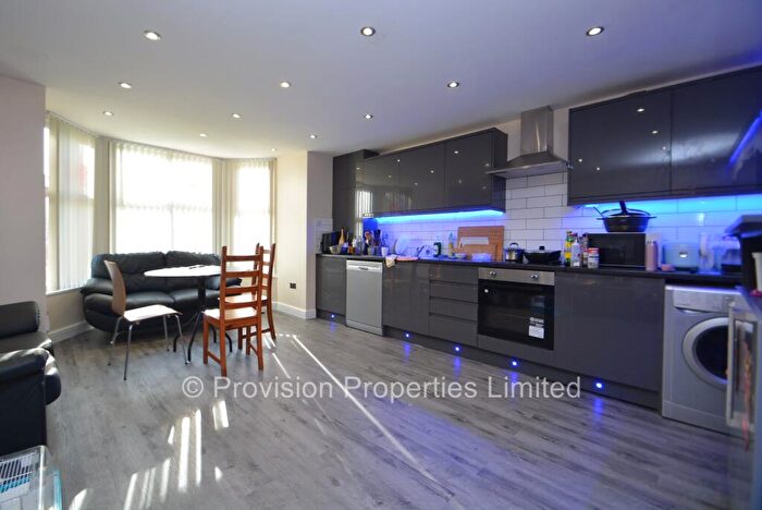 4 Bedroom Flat To Rent In Cliff Road, Hyde Park, Leeds, LS6