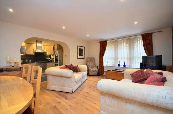 2 Bedroom Flat To Rent In Royal Drive, Friern Barnet, London, N11