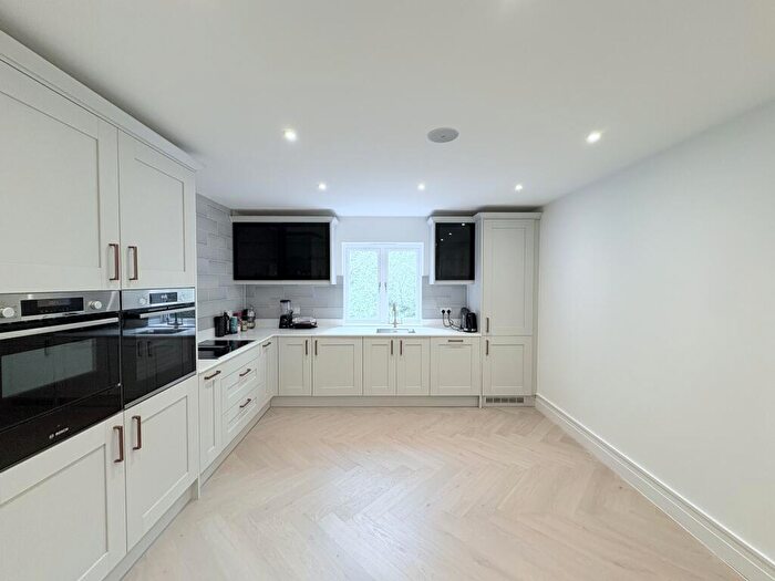 5 Bedroom Flat For Sale In Newgate Street, London, E4