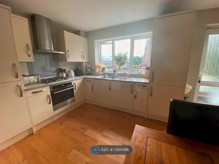 2 Bedroom Maisonette To Rent In St. Davids Close, Iver, SL0