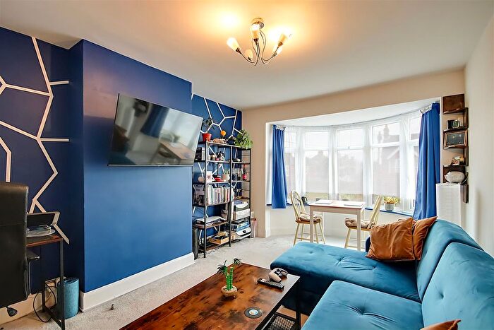 1 Bedroom Flat For Sale In Lyndhurst Road, Worthing, BN11