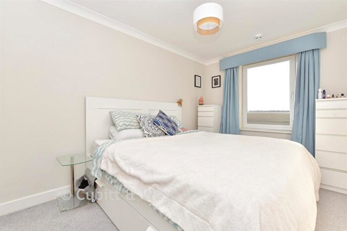 2 Bedroom Apartment For Sale In Highbury Drive, Leatherhead, Surrey, KT22
