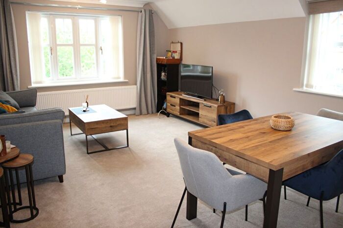 2 Bedroom Flat To Rent In Chancel Court, Solihull, West Midlands, B91