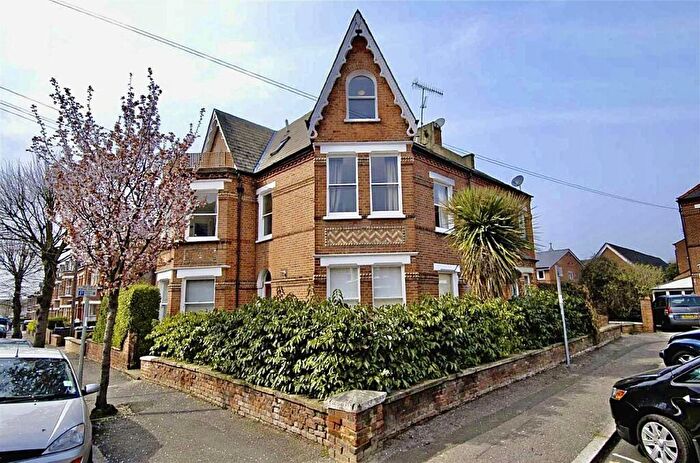 2 Bedroom Flat To Rent In Brunswick Road, Kingston Upon Thames, KT2
