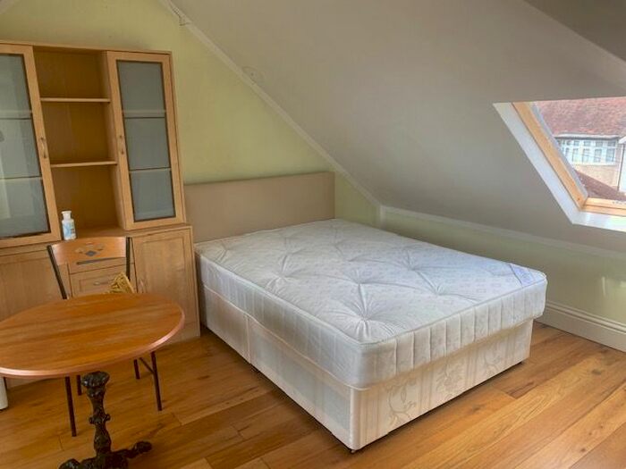Studio To Rent In Sussex Avenue, Isleworth, TW7