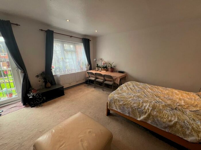 2 Bedroom Maisonette To Rent In Bramble Close, Stanmore, HA7