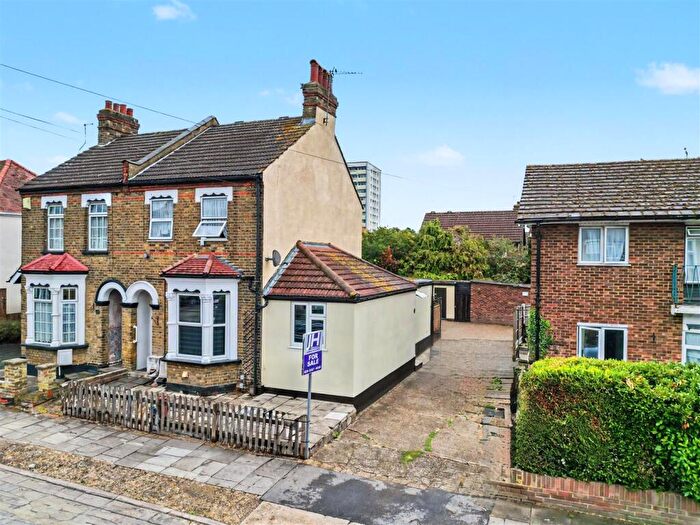 2 Bedroom Flat For Sale In Layard Road, Enfield, EN1