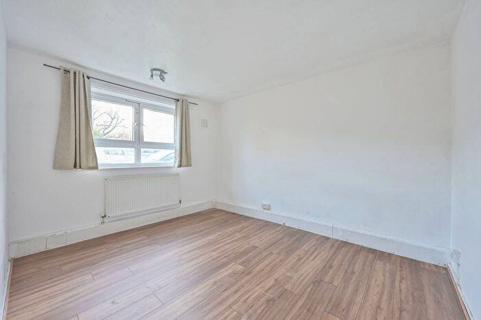 3 Bedroom Flat To Rent In Mere Close, West Hill, London, SW15