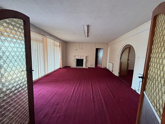 3 Bedroom Flat To Rent In West Bromwich Road, West Bromwich, B70