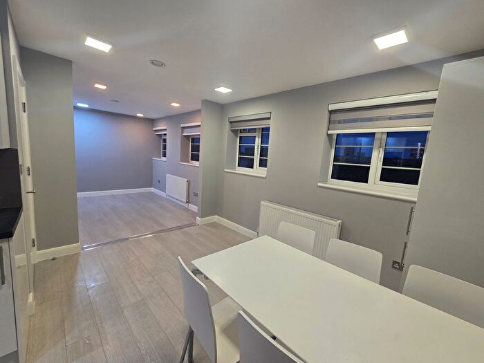 1 Bedroom Flat To Rent In Avington Court, Old Kent Road, Bermondsy, London, SE1