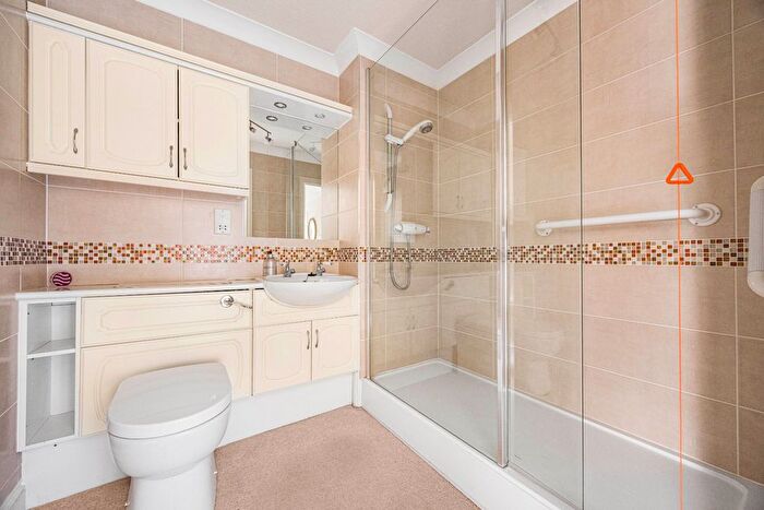 2 Bedroom Flat For Sale In Commercial Street, Cheltenham, Gloucestershire, GL50