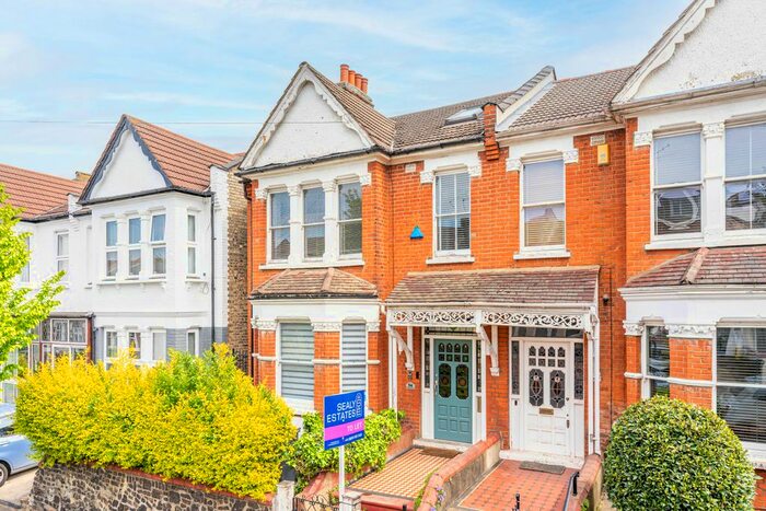 4 Bedroom Semi-Detached House To Rent In Natal Road, London, N11