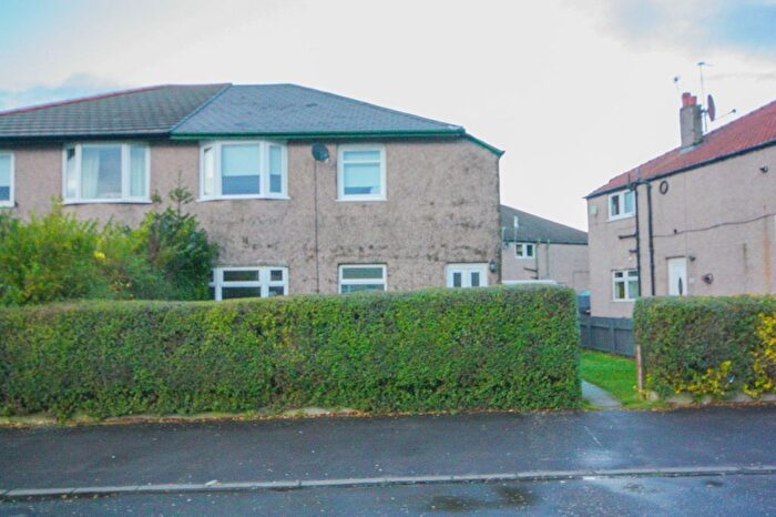 3 Bedroom Flat To Rent In Castlemilk Road, Croftfoot, Glasgow, G44